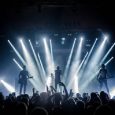 Ett rockband på en scen
