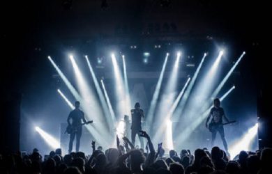 Ett rockband på en scen